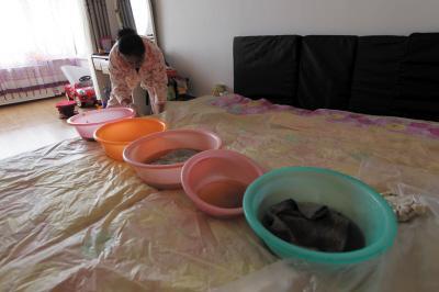 安宁楼上漏水，住户失联，小区没物管，业主维权难！律师来支招……
